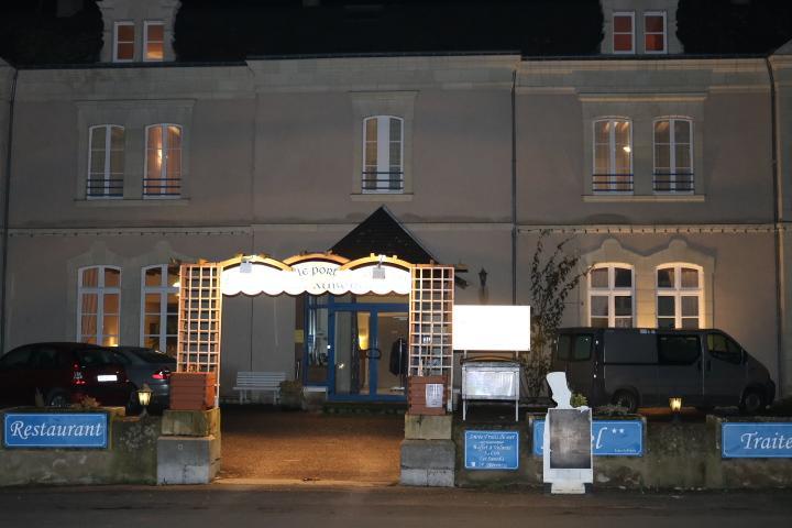 Logis Le Port Saint Aubin Hotel Morannes sur Sarthe-Daumeray Exterior foto